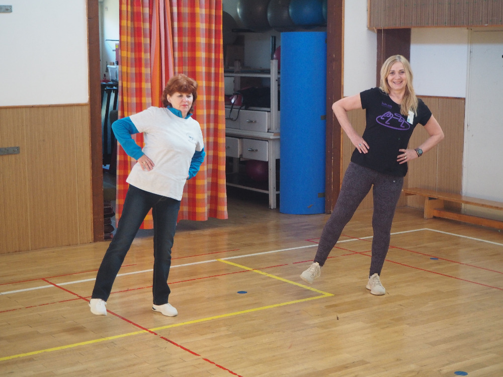 Dvě cvičící dámy, vpravo paní Zofia Doškářová