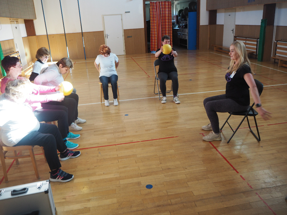 Cvičící účastníci akce MaRS